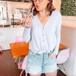 Abercrombie high rise 4” mom shorts